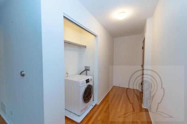 Building Photo - 2 bedroom in CHICAGO IL 60641
