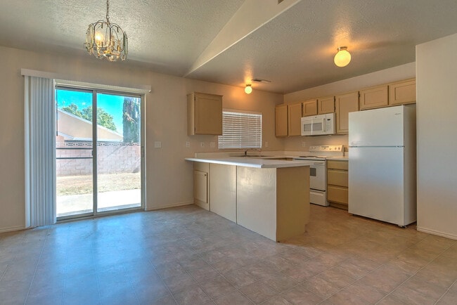 Building Photo - 3 Bedroom 2 bathroom home located near the...