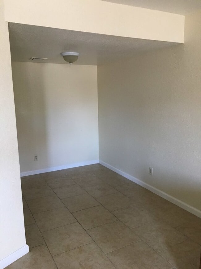 Foto del edificio - 1 Bedroom 1 Bath  Condo  - N. Las Vegas Bl...