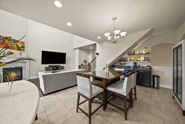 Building Photo - 556 Waterloo Dr