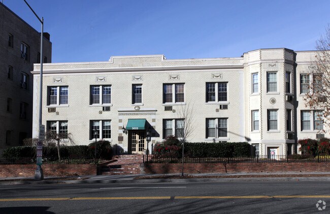 Foto del edificio - 3022-3026 Wisconsin Ave NW
