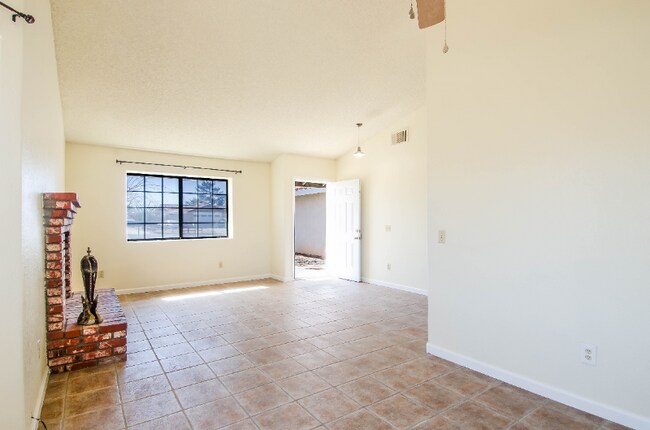 Foto del edificio - 5785 Hall Ln