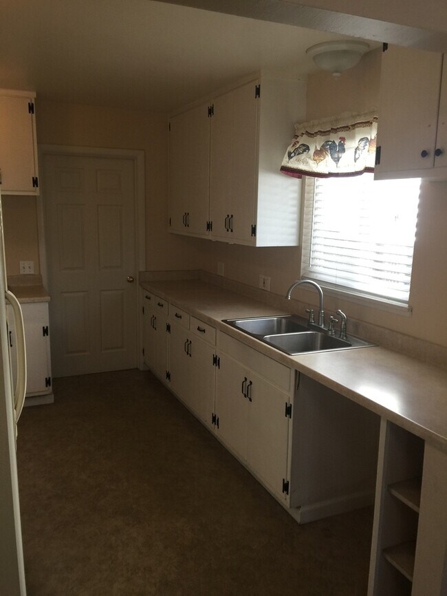 Building Photo - Clean North Stockton 3 Bedroom 2 Bathroom ...