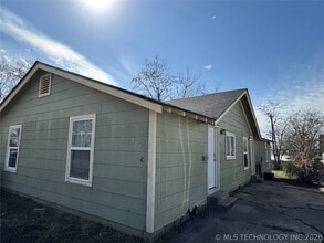 Building Photo - 102 S Hickory St
