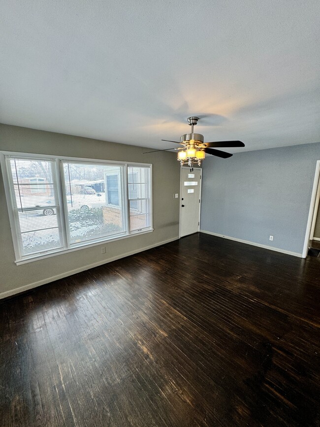 Foto del edificio - 1640 Englewood - Awesome 2 bed/1 bath Ranc...