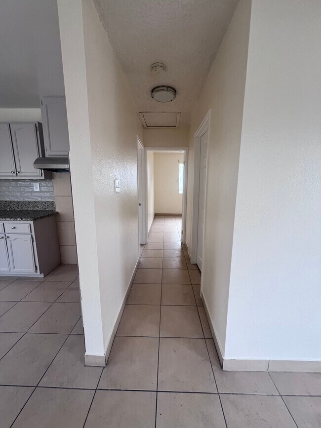 Foto del edificio - 1579 W 37th St
