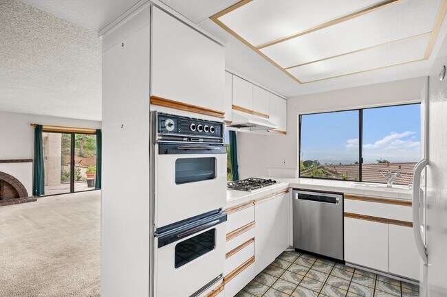 Building Photo - 3825 Skycrest Dr