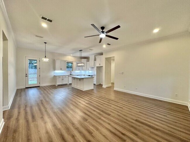 Building Photo - Stunning 3/2/2 on the Outskirts of Lindale!