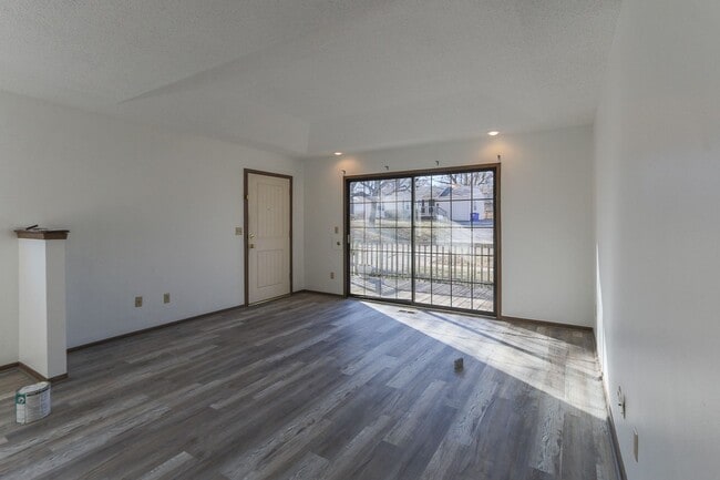 Foto del edificio - {8515} Walking distance to South Lake Park + 2 Car Attached Garage + Deck!