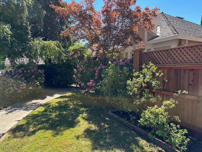 Foto del edificio - 1274 W Monterey Ave