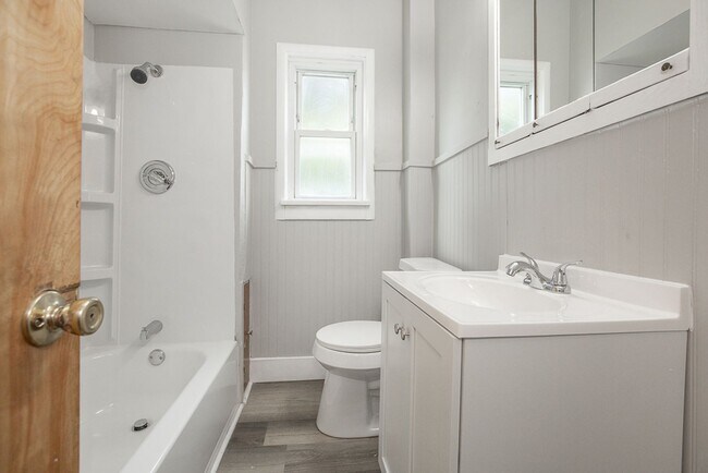 Foto del edificio - 3 Bedroom/1 bath Single House!!