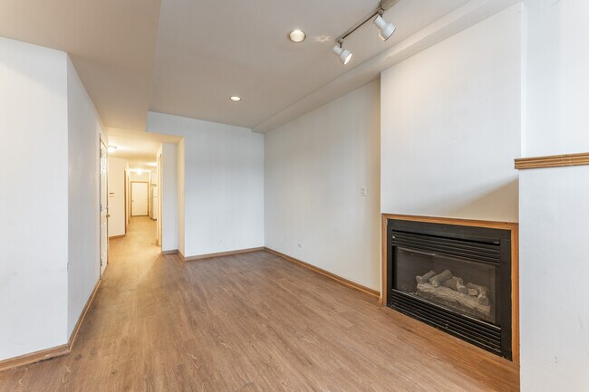 Building Photo - 1112 N Marshfield Ave