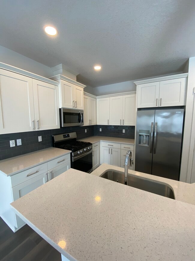 Kitchen - 835 S 25th Ave