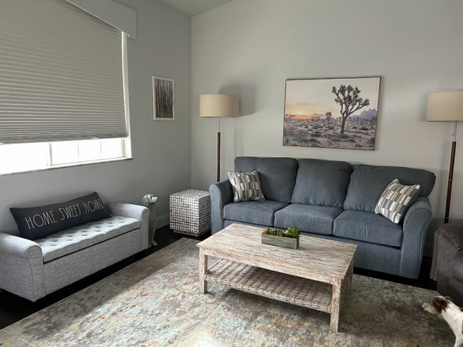 Foto del edificio - 7712 Himalayas Ave