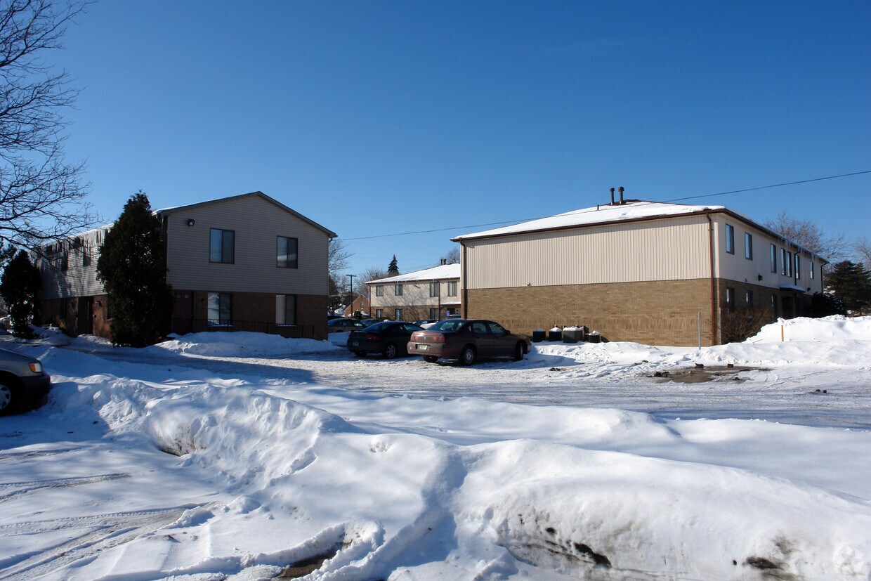 Building Photo - 16411-16421 E 10 Mile Rd