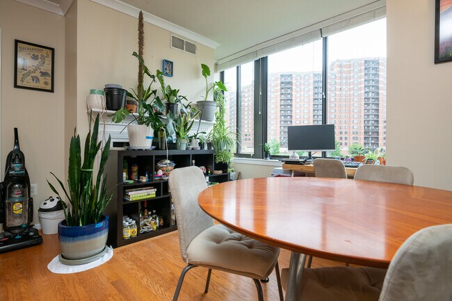 Foto del edificio - 2220 Fairfax Dr