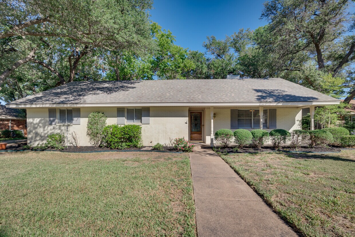 Primary Photo - 2707 Peachtree Ln