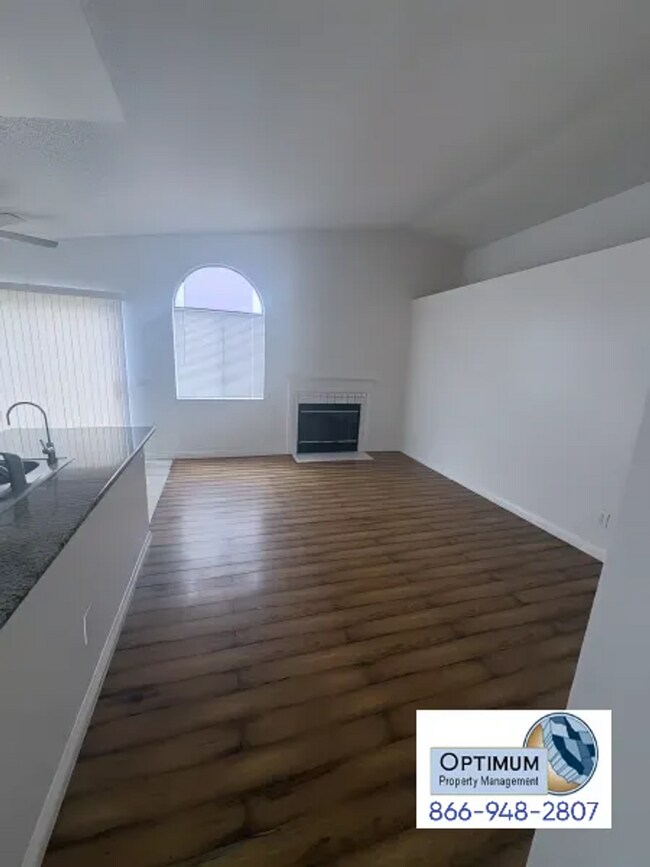 Foto del edificio - Spacious 4-Bedroom Home with Fireplace & Large Backyard