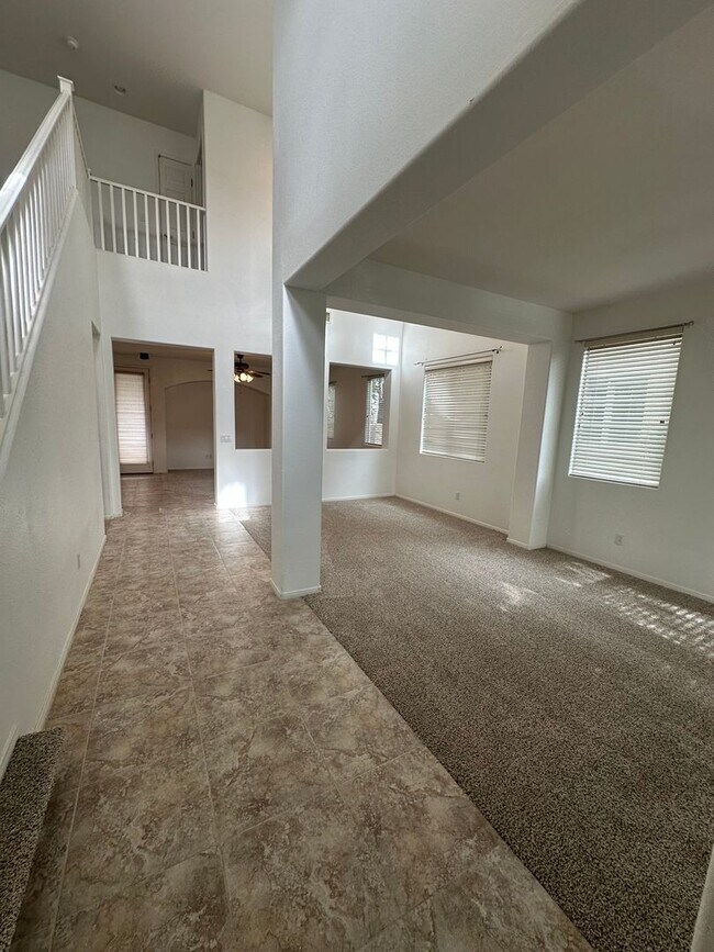 Building Photo - Beautiful Henderson Home With Pool