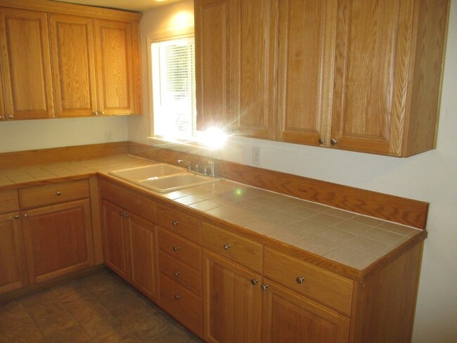 Building Photo - Two Bedroom Apartment in Central Salem