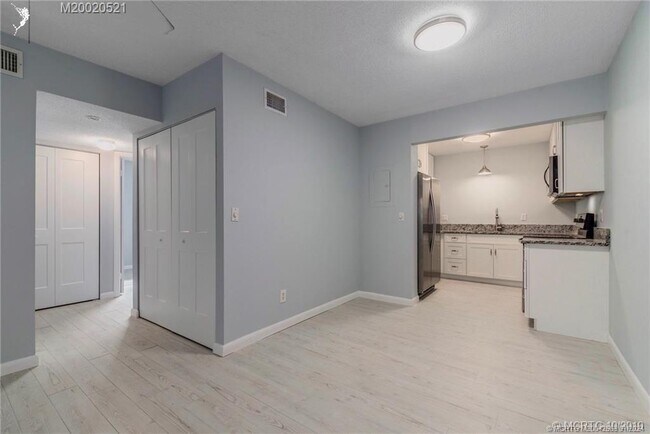 Building Photo - 2124 SE Edler Dr