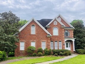 Building Photo - 2140 Rossmore Rd