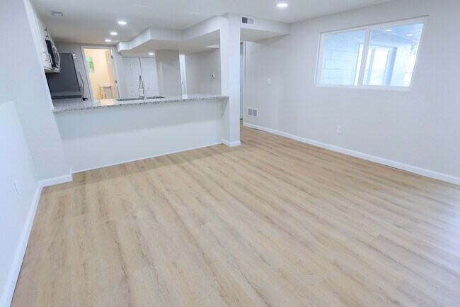 Foto del edificio - 528 N Cogswell Dr