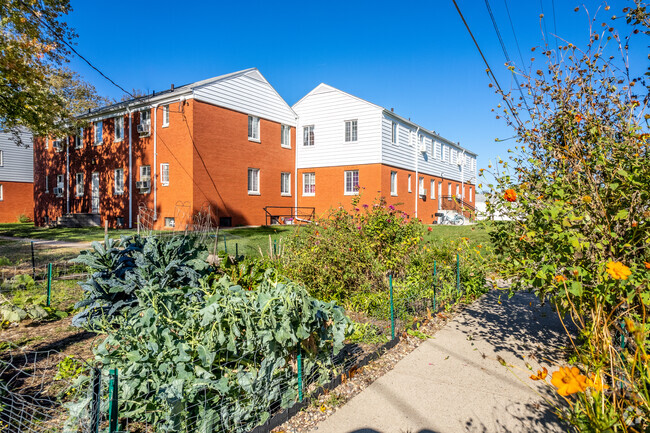 ¡Jardín comunitario - Franklin Court Apartments