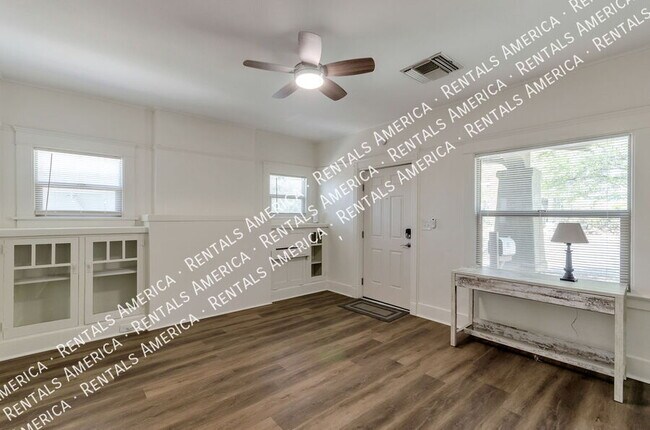 Foto del edificio - 826 E 6th St