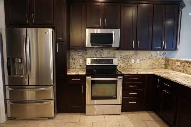 Foto del edificio - Beautifully Upgraded 3B/2B Unfurnished hom...