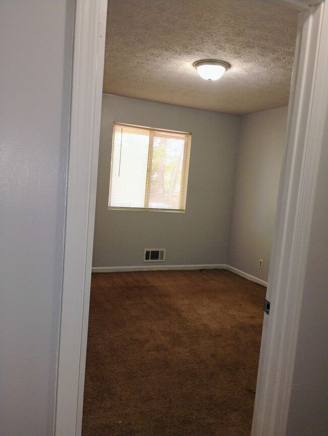 Building Photo - Large 4 Bedroom Home w/Basement! Convenien...