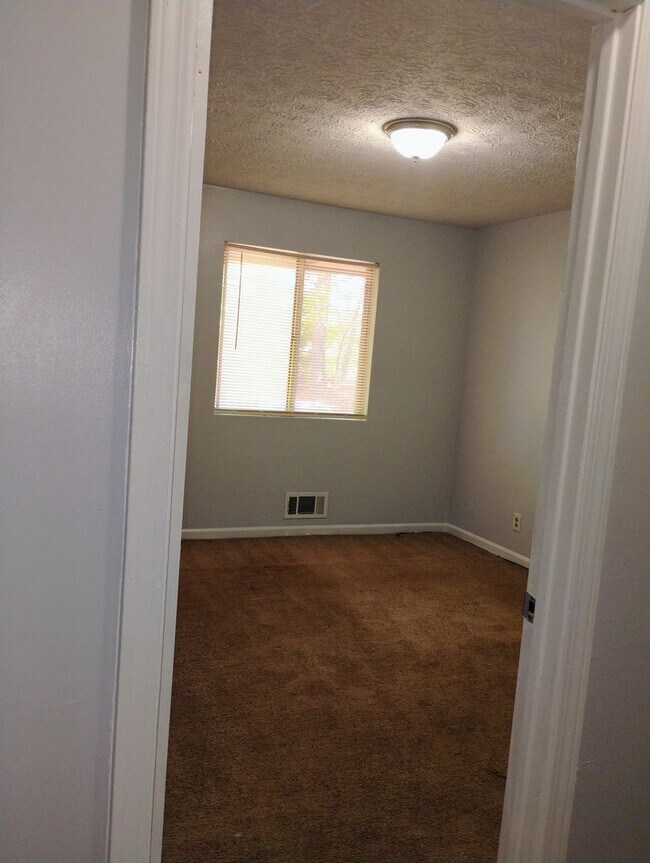 Foto del edificio - Large 4 Bedroom Home w/Basement! Convenien...