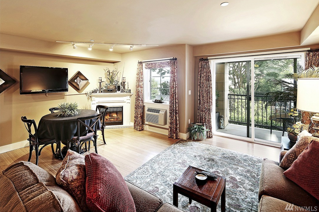 living and balcony - 745 Bellevue Ave E