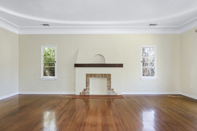 Building Photo - 3350 Hollydale Dr