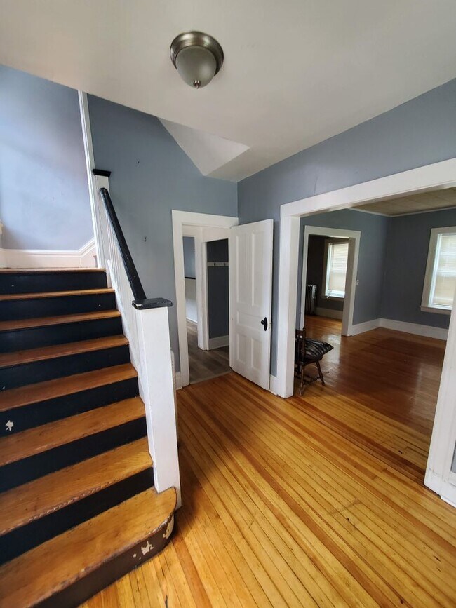 Foto del edificio - Large 4 Bedroom Single Family House Availa...