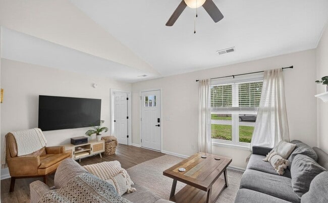 Building Photo - 7101 Alamosa Dr