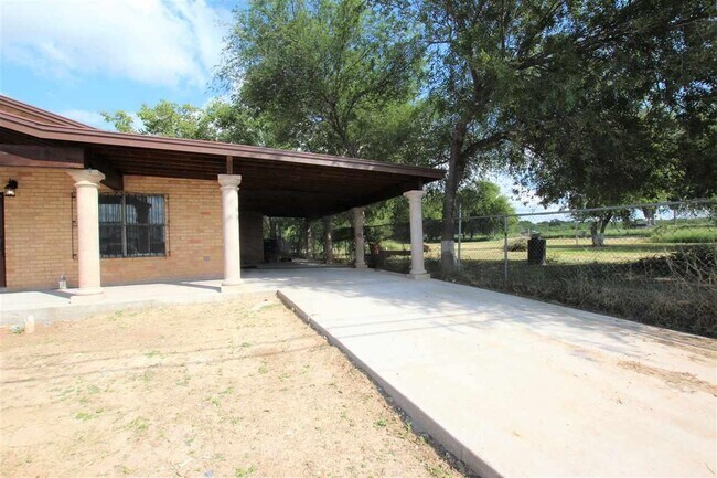 Building Photo - 4605 S Zapata Hwy