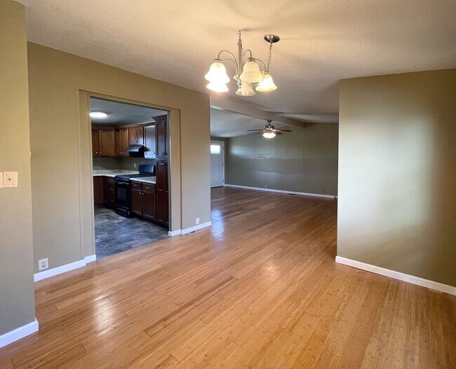 Foto del edificio - 3 bed 2 bath, full unfinished basement