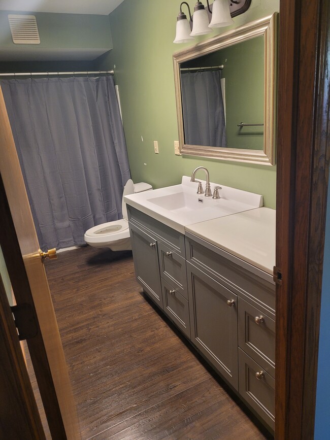 Building Photo - 303 Carriage Dr