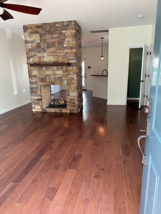 Open floor plan - 10715 Prince Albert Way