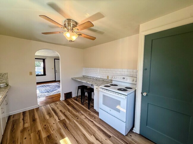 Building Photo - Three bedroom one bathroom home for rent