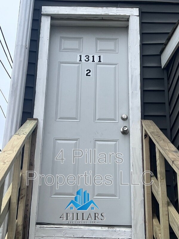 Building Photo - 1311 E Columbus Dr