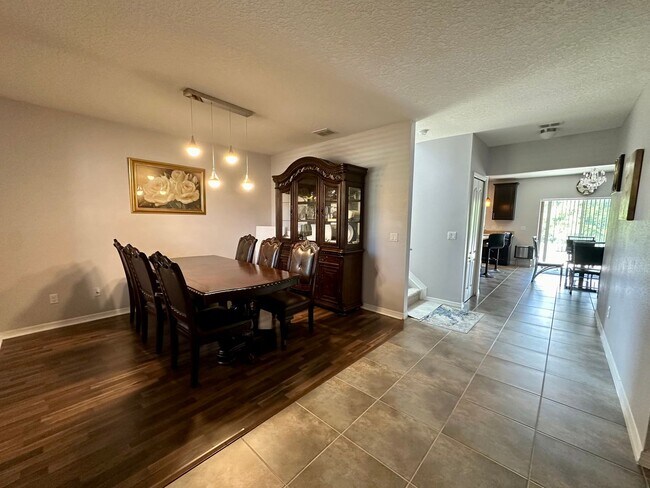 Building Photo - SPACIOUS 6 BEDROOM, 4 BATH home in Tavares!