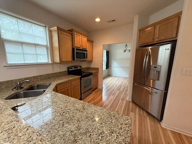 Foto del edificio - WELL MAINTAINED 4 BEDROOM 2.5 BATHROOM HOME