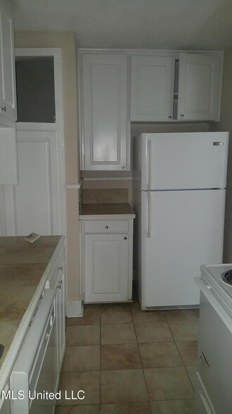 Building Photo - 327 Decelle St