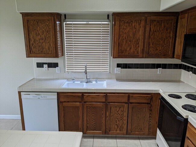 Building Photo - NE Fresno home close to Clovis North offer...
