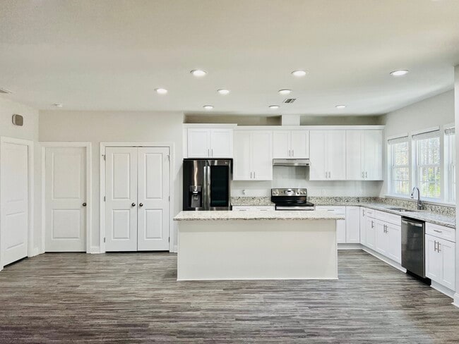 Building Photo - 140 Shumard Ct