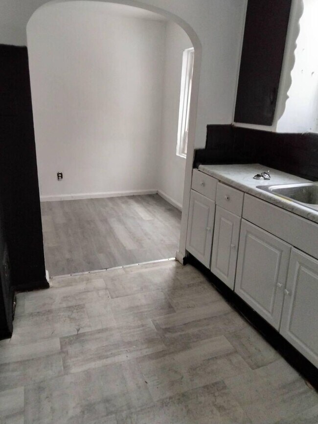 Foto del edificio - 3 bedroom available Now located on the city’s east side