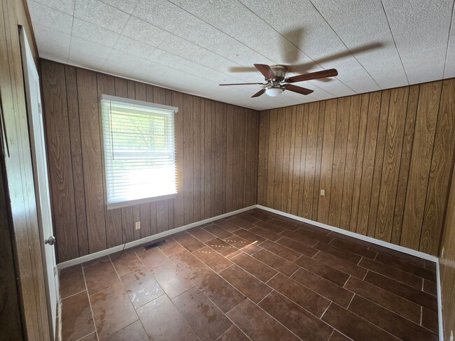 Building Photo - 4 Bedroom 2 Bathroom Home