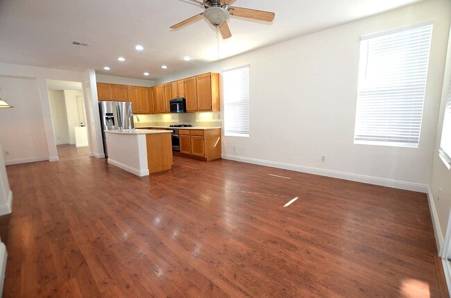 Building Photo - 4Br/3-1/2 bathroom Home